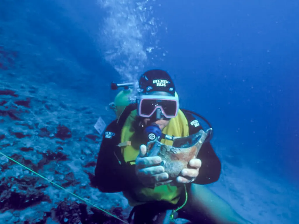 The Early Bronze Age shipwreck at Dokos (2200 BC) - Early Helladic flask - Photos: Kyle Jachney, Nikos Tsouchlos, Kostas Xenikakis